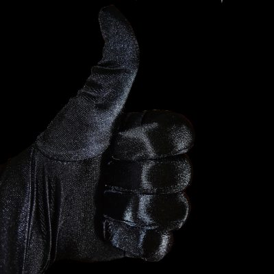 我的世界中文论坛核验编辑周叙在核对来源清单，桌面上摊开打印的公开页面与授权说明，屏幕上是标注了采集时间的条目表格